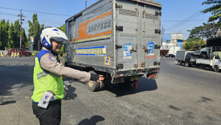 Satlantas Polres Pelabuhan Tanjung Perak Optimalkan Patroli dan Pengaturan Arus Lalu Lintas di Titik Rawan Kepadatan