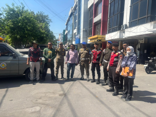 Polres Pelabuhan Tanjung Perak Bersama Satpol PP Tertibkan dan Sosialisasikan Parkir Digital di Surabaya Utara