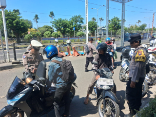 Operasi Gabungan di Pos Suramadu, Polres Pelabuhan Tanjung Perak Periksa Kendaraan dan Antisipasi Kejahatan 3C