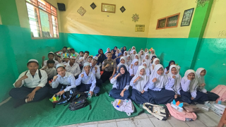 Bhabinkamtibmas Asemrowo Berikan Edukasi Kenakalan Remaja dan Bullying kepada Siswa Baru MTS Tarbiyatus Sibiyan