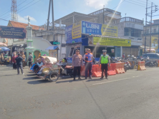 Polsek Semampir Bersama Satpol PP dan Dishub Intensifkan Patroli Harkamtibmas di Gapura Wisata Religi Sunan Ampel