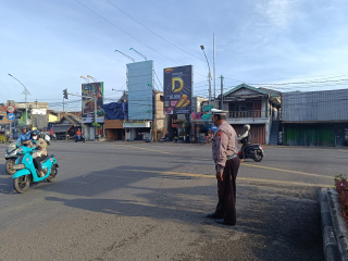 Polsek Krembangan Laksanakan Pelayanan Pagi di Simpang Tiga Mbah Ratu, Arus Lalu Lintas Lancar