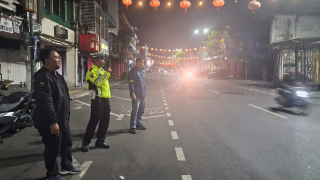 Polsek Pabean Cantikan Intensifkan Patroli Harkamtibmas Dini Hari di Jalan Kembang Jepun