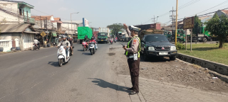 Polsek Krembangan Intensifkan Pemantauan Arus Lalu Lintas di Jalan Kalianak, Antisipasi Kepadatan Kendaraan