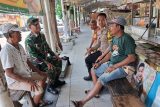 Bhabinkamtibmas dan Babinsa Ampel Perkuat Sinergi Lewat Cangkrukan Kamtibmas Bersama Warga