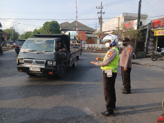 Polsek Asemrowo Laksanakan Pos Akhir di Perlintasan Kereta Api Tambak Mayor, Arus Lalu Lintas Tetap Lancar