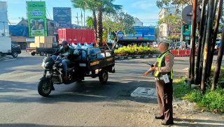 Polsek Krembangan Laksanakan Pengaturan Lalu Lintas Sore di Simpang Tiga Mbah Ratu