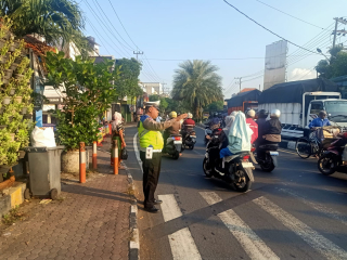 Polsek Semampir Laksanakan Pengaturan Lalu Lintas di TL Karang Tembok Saat Jam Sibuk Pagi