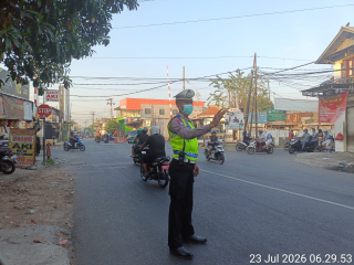 Polsek Asemrowo Laksanakan Pos Awal di Perlintasan Kereta Api Tambak Mayor
