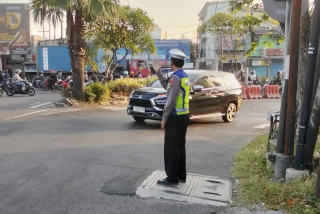 Polsek Krembangan Pantau Arus Lalu Lintas di Jalan Gresik dan Jalan Demak