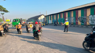 Satlantas Polres Pelabuhan Tanjung Perak Gelar Patroli dan Penindakan Pelanggaran Rambu Larangan di Kalianak dan Karang Tembok