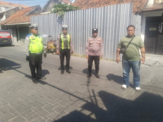 Polsek Semampir Patroli Harkamtibmas di Jalan Petukangan Ampel, Antisipasi Jukir Liar dan Gangguan 3C