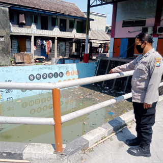 Polsek Krembangan Patroli di Jalan Tanjung Sadari, Pantau Kamtibmas dan Debit Air