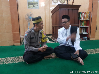 Bhabinkamtibmas Asemrowo Laksanakan Program Jumat Darling Bersama Warga