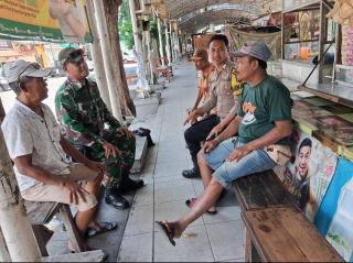 Bhabinkamtibmas Ampel dan Babinsa Perkuat Sinergi dengan Warga Melalui Cangkrukan Kamtibmas