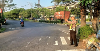 Polsek Krembangan Laksanakan Pengaturan Lalu Lintas Pagi di Simpang Tiga Mbah Ratu, Dukung Kelancaran Aktivitas Masyarakat