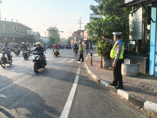 Polsek Semampir Laksanakan Pos Awal di TL Karang Tembok, Pastikan Kelancaran Arus Lalu Lintas