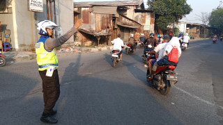 Polsek Asemrowo Laksanakan Pengaturan Arus Lalu Lintas Pagi di Jalan Tambak Mayor, Dukung Kelancaran Aktivitas Masyarakat