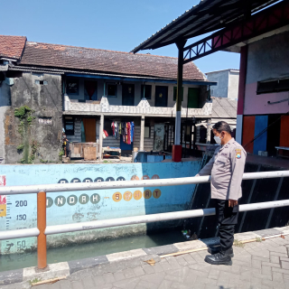 Polsek Krembangan Patroli Kawasan Tanjung Sadari, Pantau Debit Air dan Situasi Kamtibmas