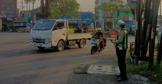 Polsek Krembangan Laksanakan Pengaturan Lalu Lintas Pagi di Simpang Tiga Mbah Ratu