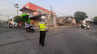 Satlantas Polres Pelabuhan Tanjung Perak Intensifkan Patroli dan Pengaturan Arus Lalu Lintas di Sejumlah Titik Rawan