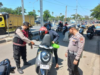 Personel Gabungan Polres Pelabuhan Tanjung Perak Gelar Operasi Pemeriksaan Kendaraan di Pos Suramadu