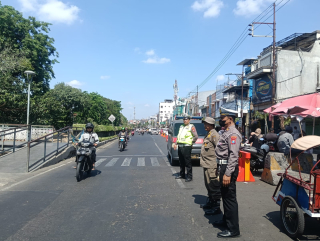 Polsek Semampir Tingkatkan Patroli Harkamtibmas di Kawasan Wisata Religi Ampel, Antisipasi 3C dan Parkir Liar