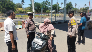 Polres Pelabuhan Tanjung Perak Bersama Polsek Kenjeran Gelar Pemeriksaan Ranmor di Pos Suramadu