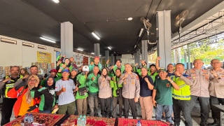Cangkrukan Ojol Kamtibmas, Polres Tanjung Perak Ajak Driver Jadi Pelopor Keselamatan.
