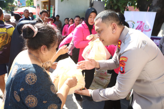 Peringati HKGB ke-74, Bhayangkari Tanjung Perak Salurkan 200 Paket Bansos untuk Warga Kalimas Baru