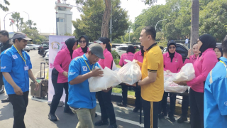 Sambut HKGB ke-74, Polres Tanjung Perak Gelar Bansos Untuk Portir Pelabuhan.