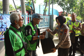 Sambut HUT Lalu Lintas ke-71, Polres Pelabuhan Tanjung Perak Salurkan Bansos dan Rangkul Komunitas Ojol