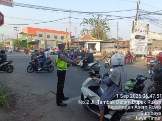 Polsek Asemrowo Gelar Pos Awal di Perlintasan KA Tambak Mayor, Pantau Kelancaran Arus Lalu Lintas