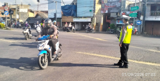 Polsek Krembangan Gelar Pos Lalin Pagi di Simpang Tiga Mbah Ratu, Antisipasi Kepadatan Arus