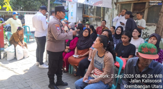 Bhabinkamtibmas Krembangan Utara Amankan Pengambilan Bansos Beras di Kantor Kelurahan
