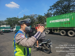 Satlantas Polres Pelabuhan Tanjung Perak Patroli dan Pantau Arus Lalu Lintas di Sejumlah Titik