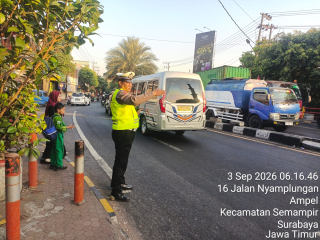 Polsek Semampir Laksanakan Pos Awal dan Bantu Penyebrangan di TL Karang Tembok