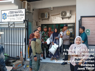 Bhabinkamtibmas Nyamplungan Amankan Pembagian Bansos Beras di Kantor Kelurahan
