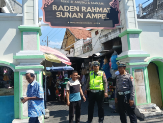 Polsek Semampir Patroli di Pintu Masuk Wisata Religi Sunan Ampel, Imbau Peziarah Waspada