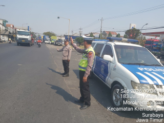 Polsek Krembangan Patroli Jalan Kalianak Timur, Antisipasi Kemacetan dan Rawan Laka