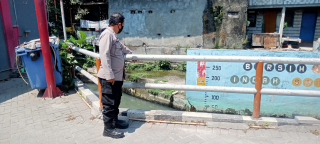 Polsek Krembangan Patroli Harkamtibmas di Jalan Tanjung Sadari, Pantau Kondisi Pintu Air