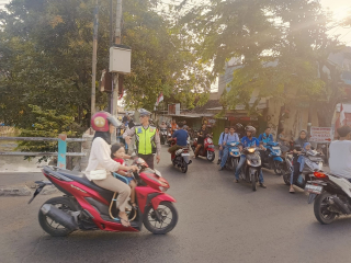 Polsek Kenjeran Gelar Pos Awal di Jembatan Pogot, Pantau Kelancaran Arus Lalu Lintas