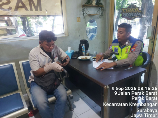 Satlantas Polres Pelabuhan Tanjung Perak Rutin Sosialisasikan Tertib Berlalu Lintas kepada Masyarakat
