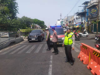 Polsek Semampir Bersama Satpol PP Patroli Harkamtibmas di Depan Pintu Masuk Religi Ampel