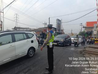 Polsek Asemrowo Gelar Pelayanan Pagi di Perlintasan Kereta Api Tambak Mayor