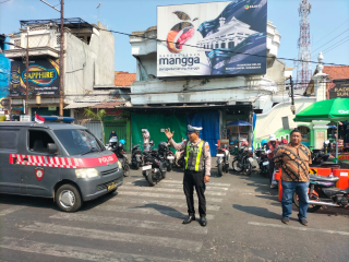 Polsek Semampir Gelar Patroli Harkamtibmas di Pintu Masuk Makam Religi Sunan Ampel, Antisipasi 3C