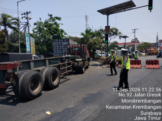Polsek Krembangan Atur Arus Lalu Lintas di Simpang Tiga Mbah Ratu, Antisipasi Kepadatan