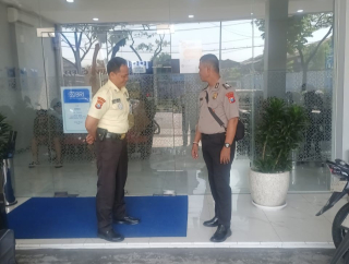 Polsek Krembangan Patroli Bank BRI Cabang Demak, Antisipasi 3C dan Sampaikan Pesan Kamtibmas
