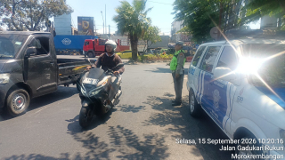 Polsek Krembangan Pantau Arus Lalu Lintas di Simpang Tiga Mbah Ratu