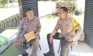 Bhabinkamtibmas Kenjeran Sambang Pos Security Pantai Mentari, Sampaikan Pesan Antisipasi Curanmor